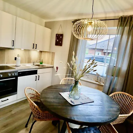 Nessmersiel, Renovierte Erdgeschosswohnung Mit Garten In Deichnaehe, Wallbox, Bettwaesche Inklusive דירה *